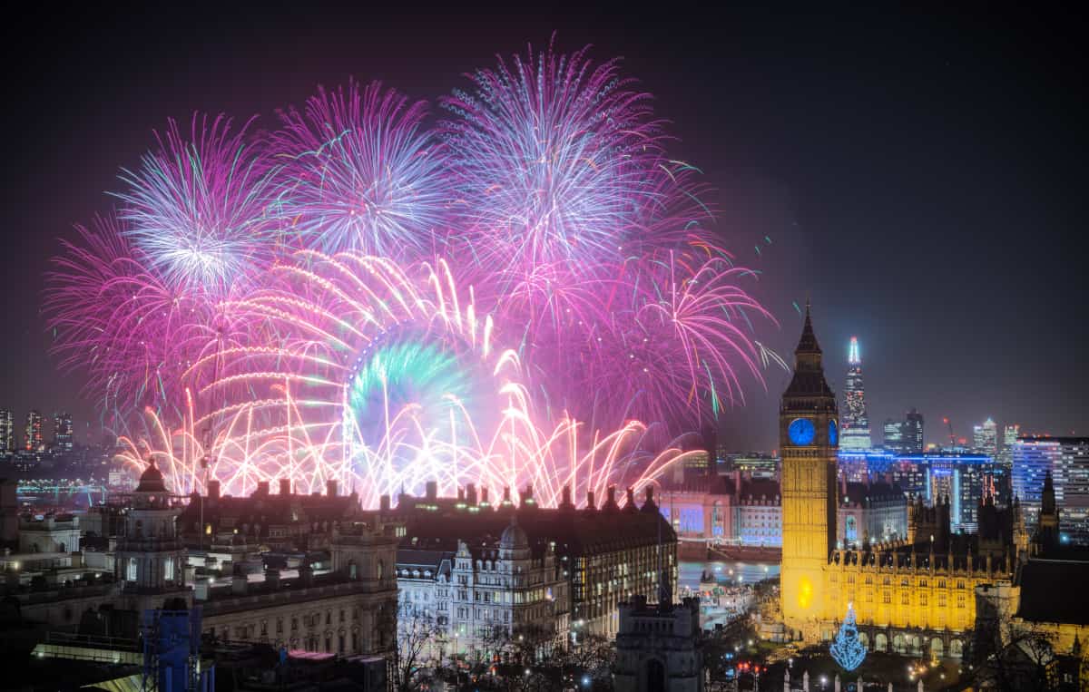 coronavirus londra fuochi artificio