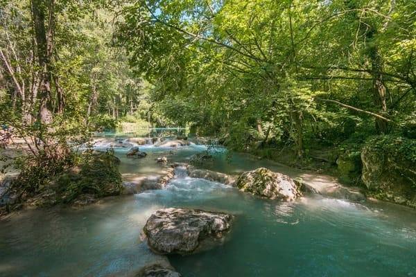 Natura in Toscana con un trekking fra cascate e torrente sentiero Elsa
