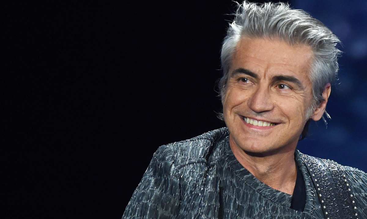 Luciano Ligabue esce allo scoperto, tutta la verità sul bacio con un uomo