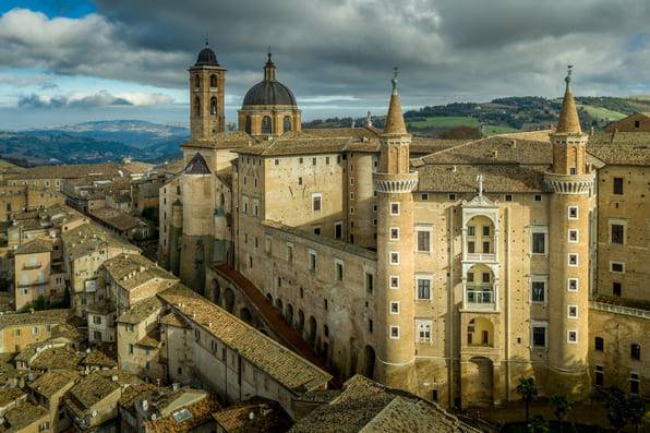 Le due torri e l'ingresso principale del Palazzo Ducale Marche cosa vedere Urbino weekend