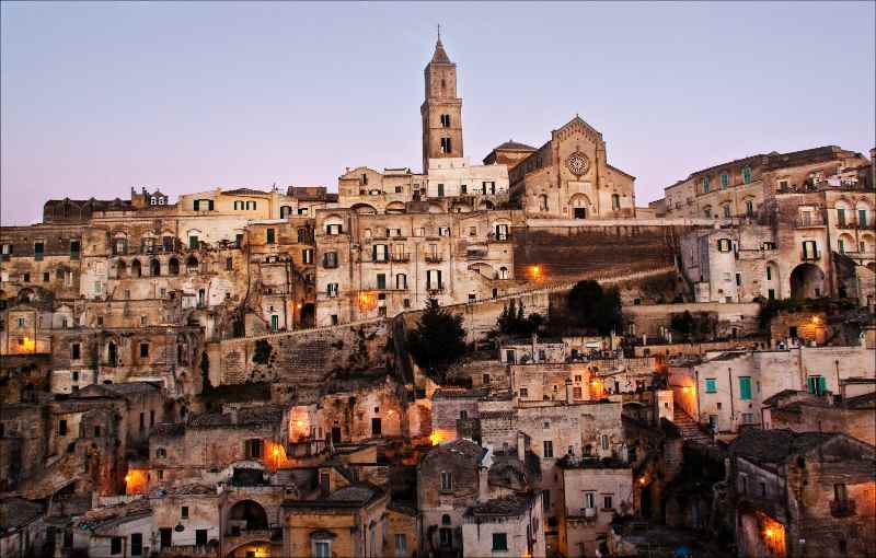 Panorama sul Sasso Barisano, in alto a destra il Duomo di Matera Basilicata cosa vedere Matera