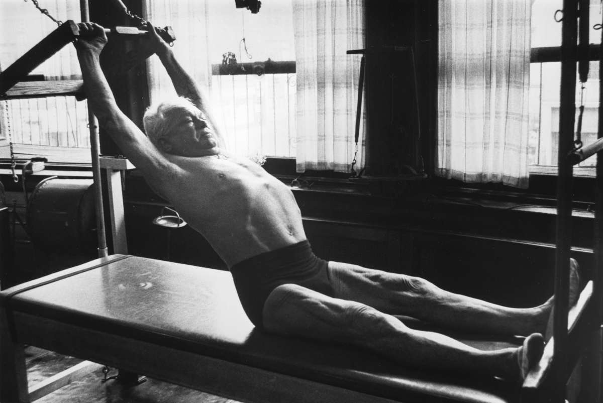 Nasceva oggi Joseph Pilates, chi era l’uomo che inventò la ginnastica