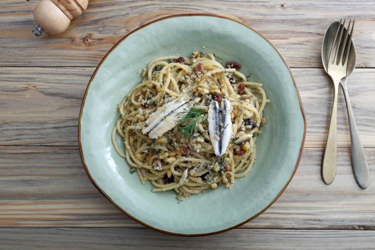 Spaghetti con alici e mollica per la Vigilia di Natale in Calabria spaghetti alici mollica calabria