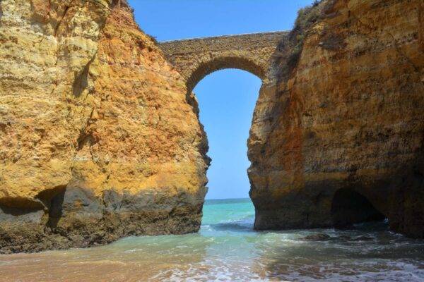 L'arco naturale di Praia dos estudantes