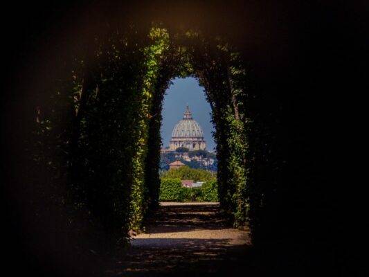 Vista dal portone del Priorato luoghi romantici Roma