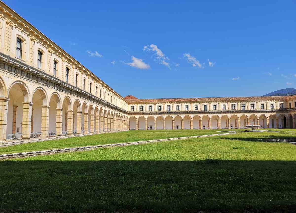 Il chiostro della Certosa di Padula