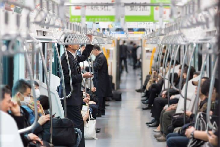 Tra le cose da non fare in Giappone: parlare ad alta voce in metro giappone metro