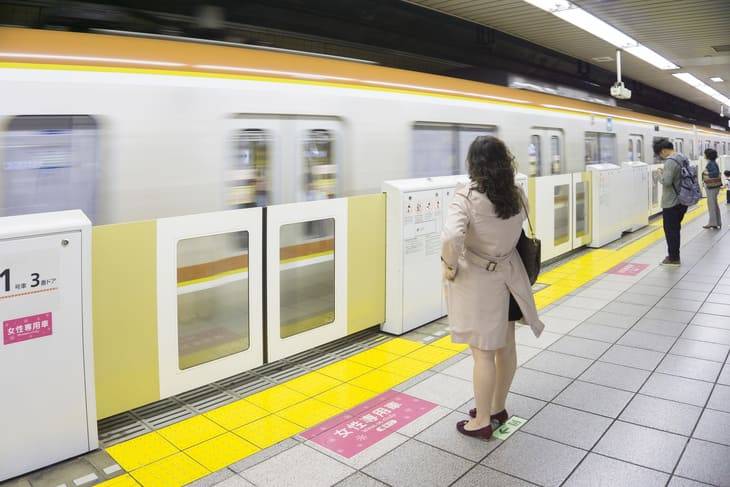 Nella metro giapponese ci sono vagoni per sole donne metro in Giappone