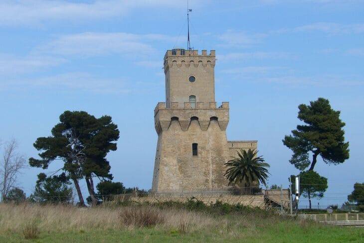 Pineto, la meta di mare più economica d'Italia La Torre di Cerrano a Pineto