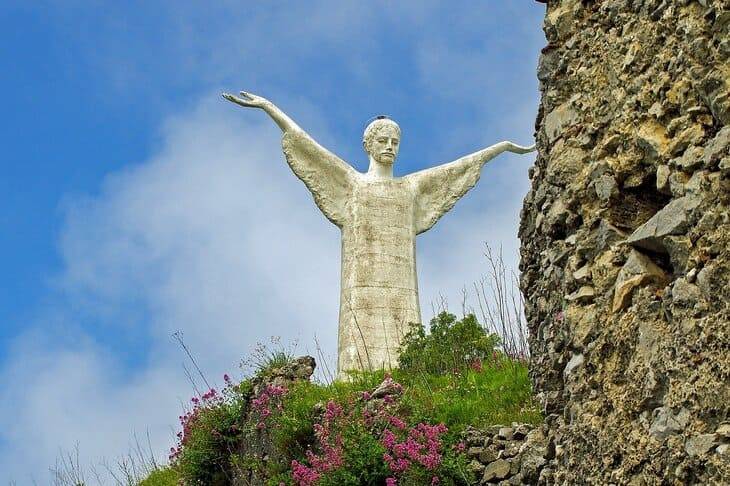 Maratea: spiagge da sogno e cultura low cost Cristo Redentore di Maratea