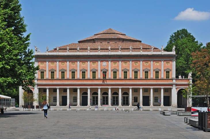 Città d'arte, monumenti naturali, mare. Tante le cose da vedere in Emilia Romagna Il teatro Municipale di Reggio Emilia