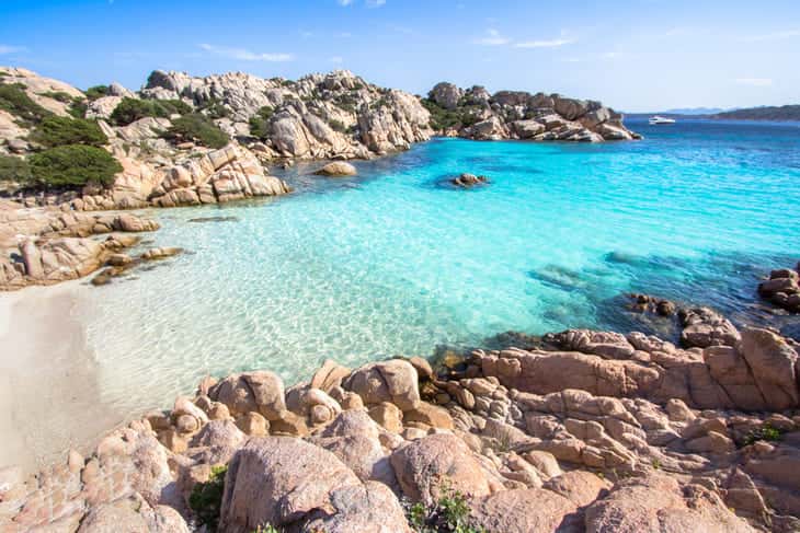 La spiaggia di Cala Coticcio sembra una spiaggia delle Seychelles cala coticcio