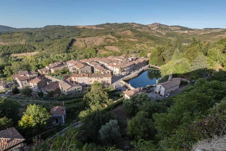 Il borgo di Santa Fiora sul Monte Amiata: affitto pagato Santa Fiora sulle pendici del Monte Amiata