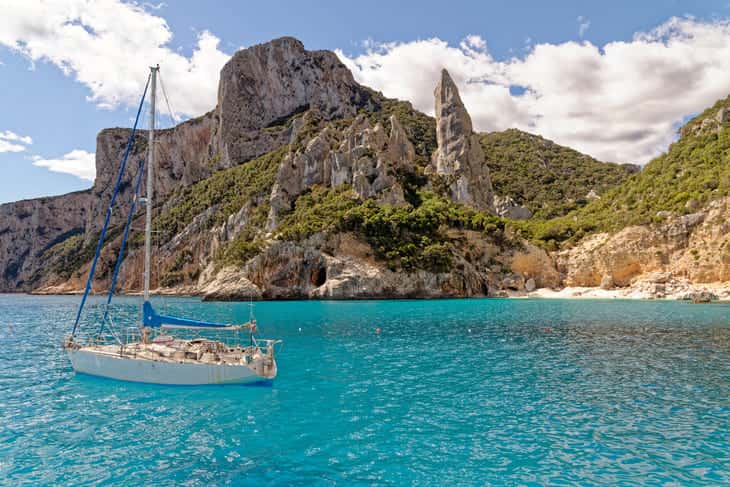 La spiaggia con il mare più bello d'Italia è Cala Golortize Cala Goloritzé,