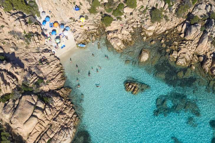 Cala Coticcio si può raggiungere a piedi o via mare Cala Coticcio