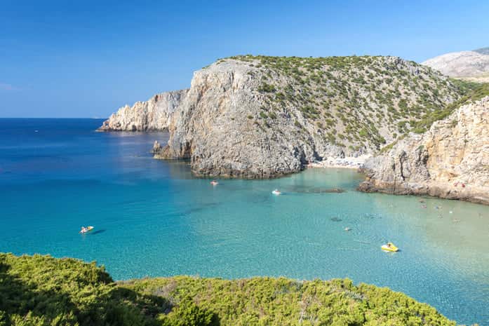 Le spiagge da vedere vicino la località più economica della Sardegna Cala Lunga