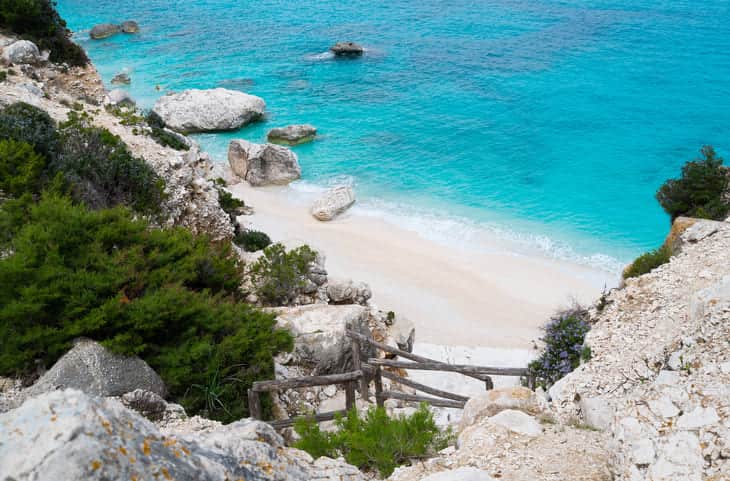 Con un trekking di circa 1 ora si arriva a Cala Golortize Cala Goloritzé