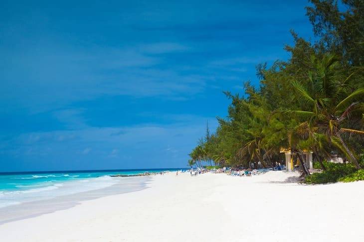 Andare all'estero in vacanza e per farsi il vaccino La spiaggia di Barbados,