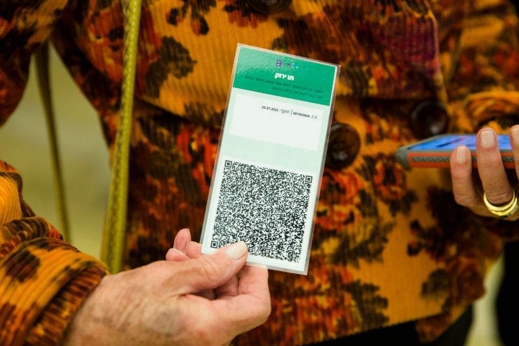 La proposta di allungare la validità del Green Pass per Matteo Bassetti