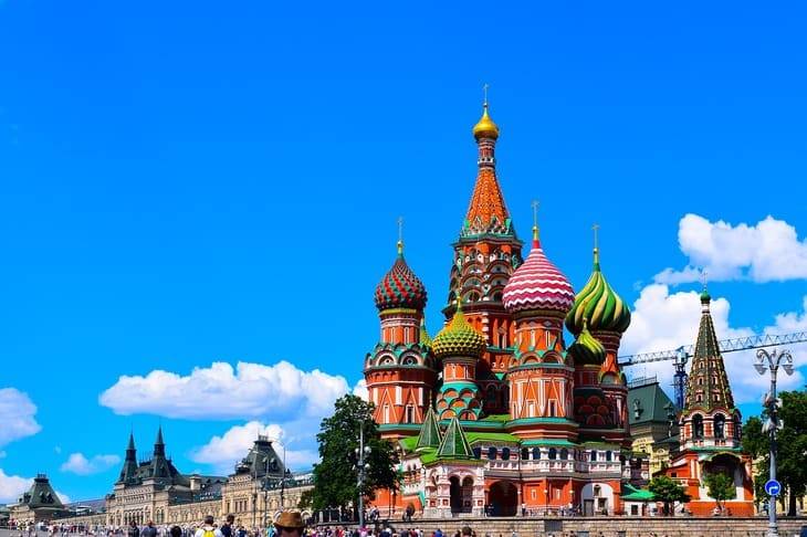 In Russia l'unico vaccino anticovid disponibile è lo Sputnik mosca piazza rossa