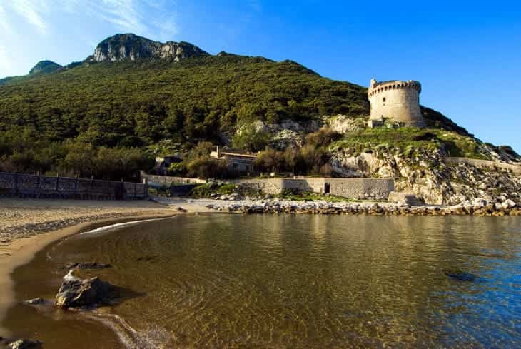 Le spiagge di Sabaudia sono frequentate da vip e calciatori Torre Paola a Sabaudia villa totti
