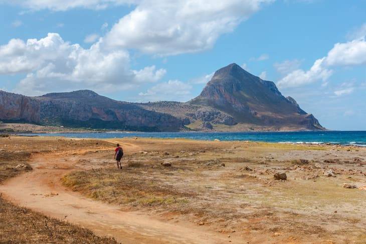 Poco affollamento e natura padrona della scena spiaggia Macari