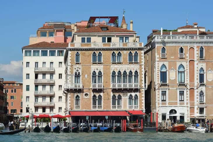 hotel bauer venezia caduto turista