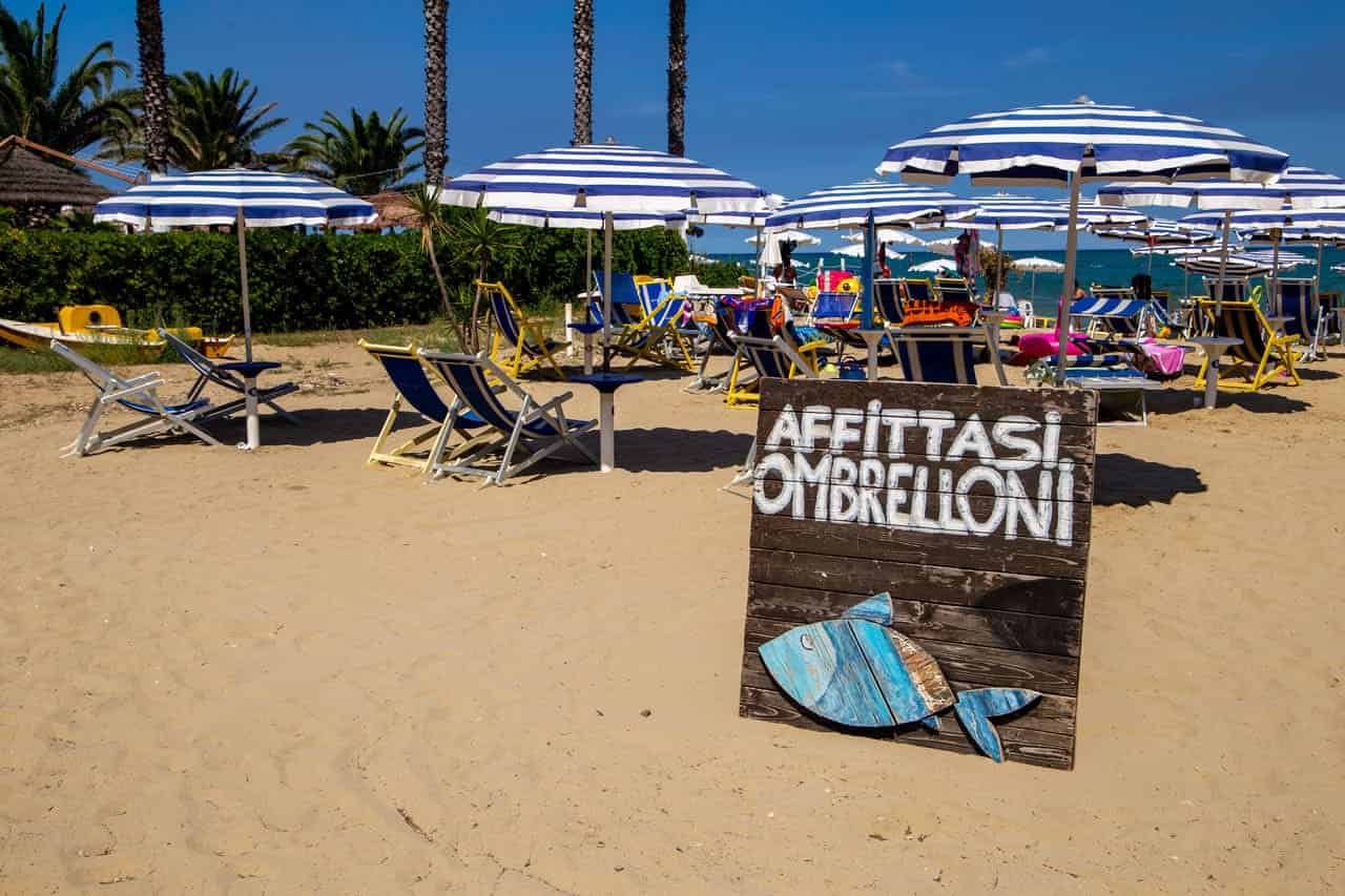 Due lettini e un ombrellone in prima fila ad agosto? Può costare parecchio prezzi-lettini-ombrelloni-estate-2021