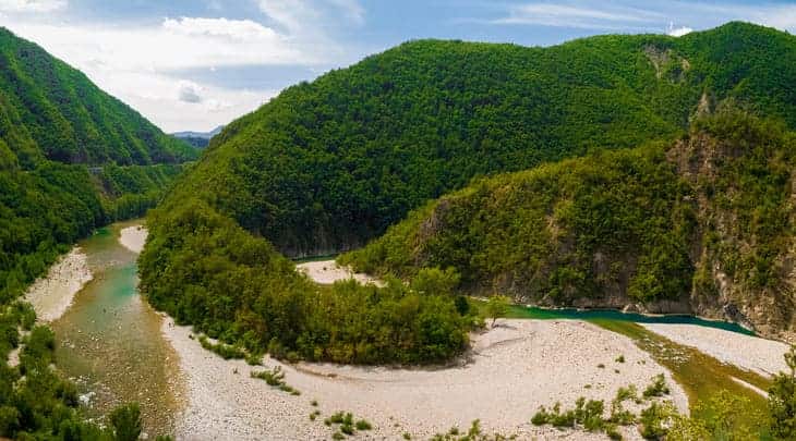 A meno di due ore d'auto da Milano una spiaggia da sogno fiume Trebbia