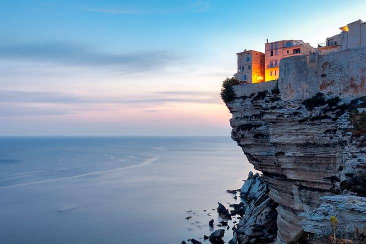 Una delle città da vedere è Bonifacio corsica i motivi per andare