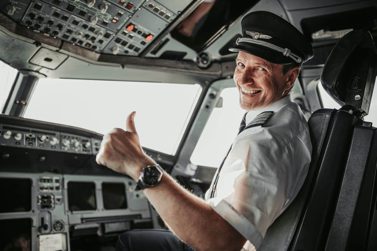 Alcune compagnie pagano meglio di altri, ma generalmente lo stipendio del pilota di aereo è alto pilota aereo stipendio