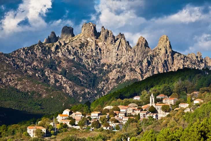 L'entroterra della Corsica è montuoso cosa vedere in corsica montagne