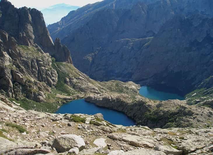 I laghetti si raggiungono con dei percorsi in trekking: una delle cose da fare in Corsica cosa fare in corsica