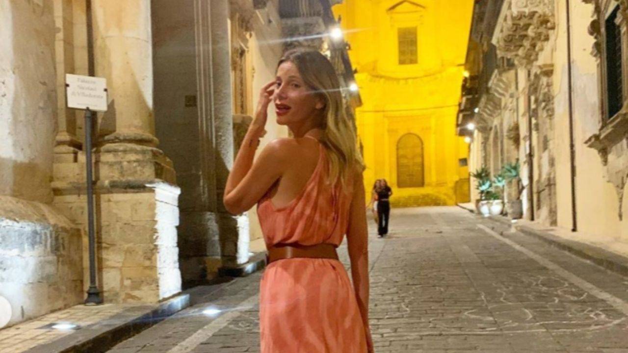 Alessia Marcuzzi in vacanza a Noto