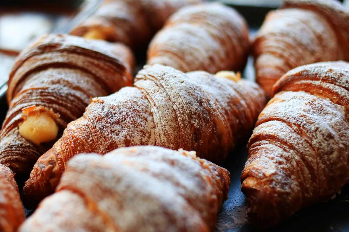 Esiste una differenza tra brioche, cornetto e croissant?