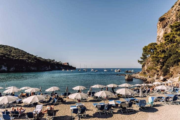 Le terme di Negombo si affacciano sulla spiaggia di Baia San Montano ischia mare ottobre