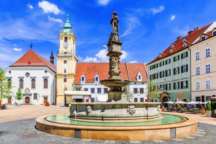 Statue molto particolari si incontrano in giro per Bratislava weekend autunno low cost