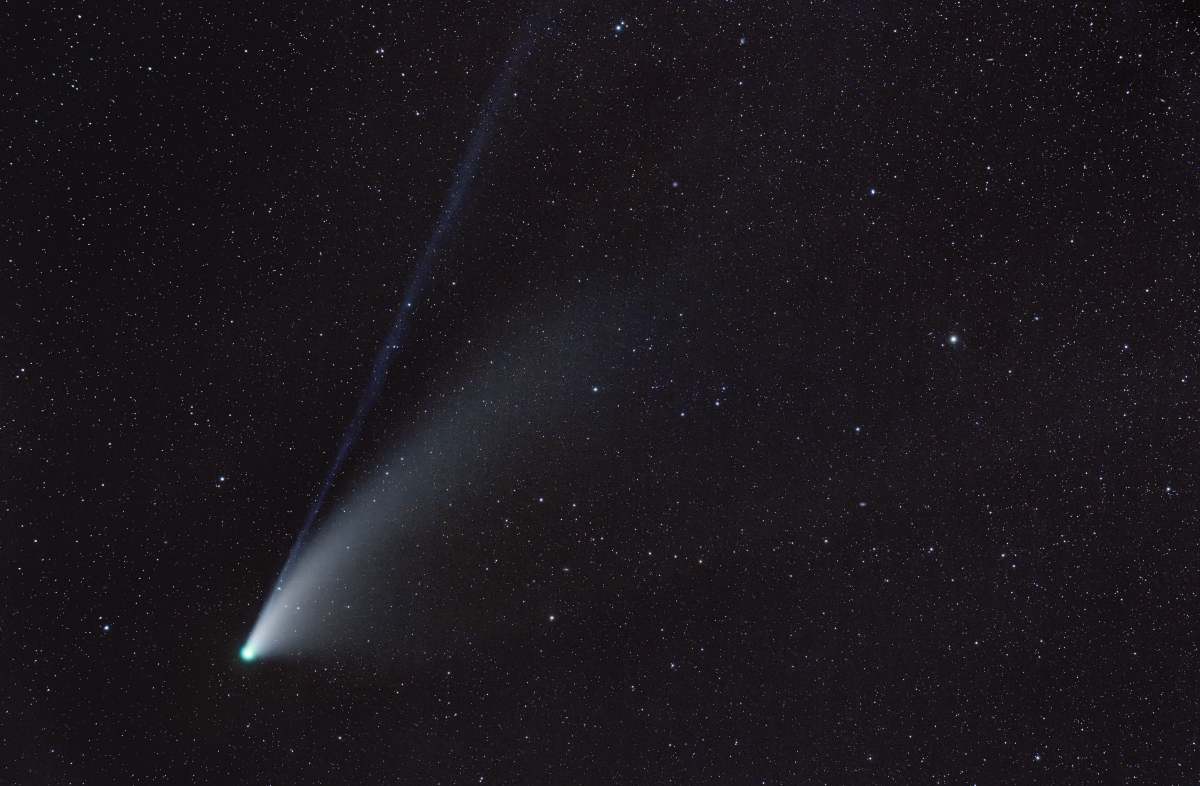 Scia luminosa nel cielo sopra Lecce