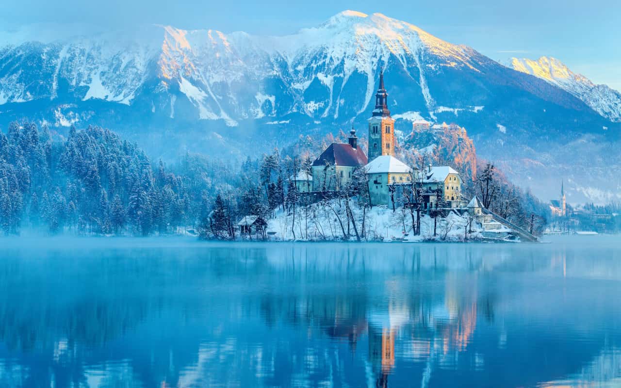 Lago di Bled in inverno: favola di acqua, neve e ghiaccio