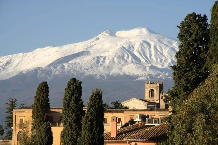 Sciare vicino al mare, lo puoi fare in Sicilia