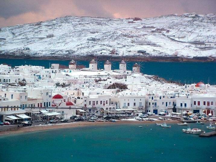 Così non le avete mai viste: la neve arriva a Santorini e Mykonos