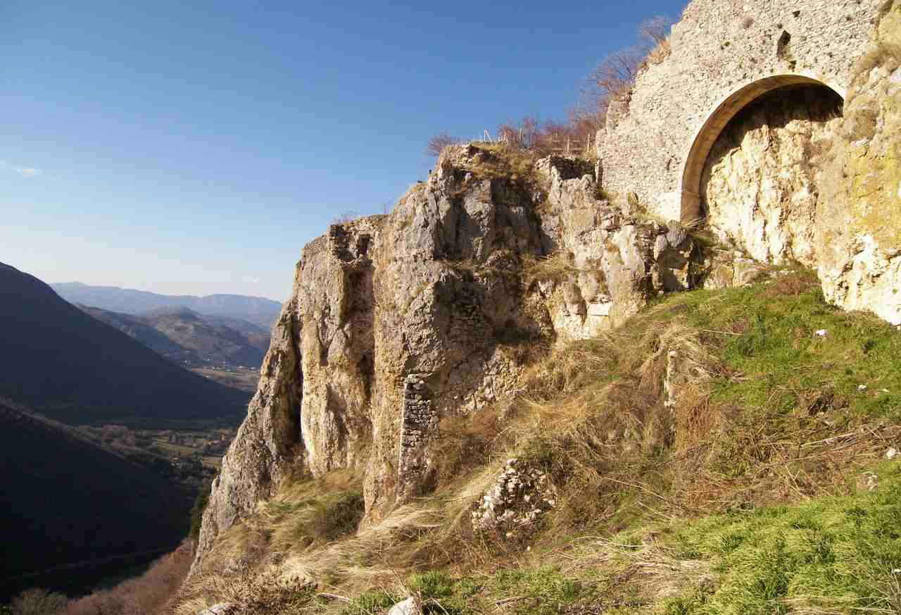 Camerata vecchia le rovine del borgo