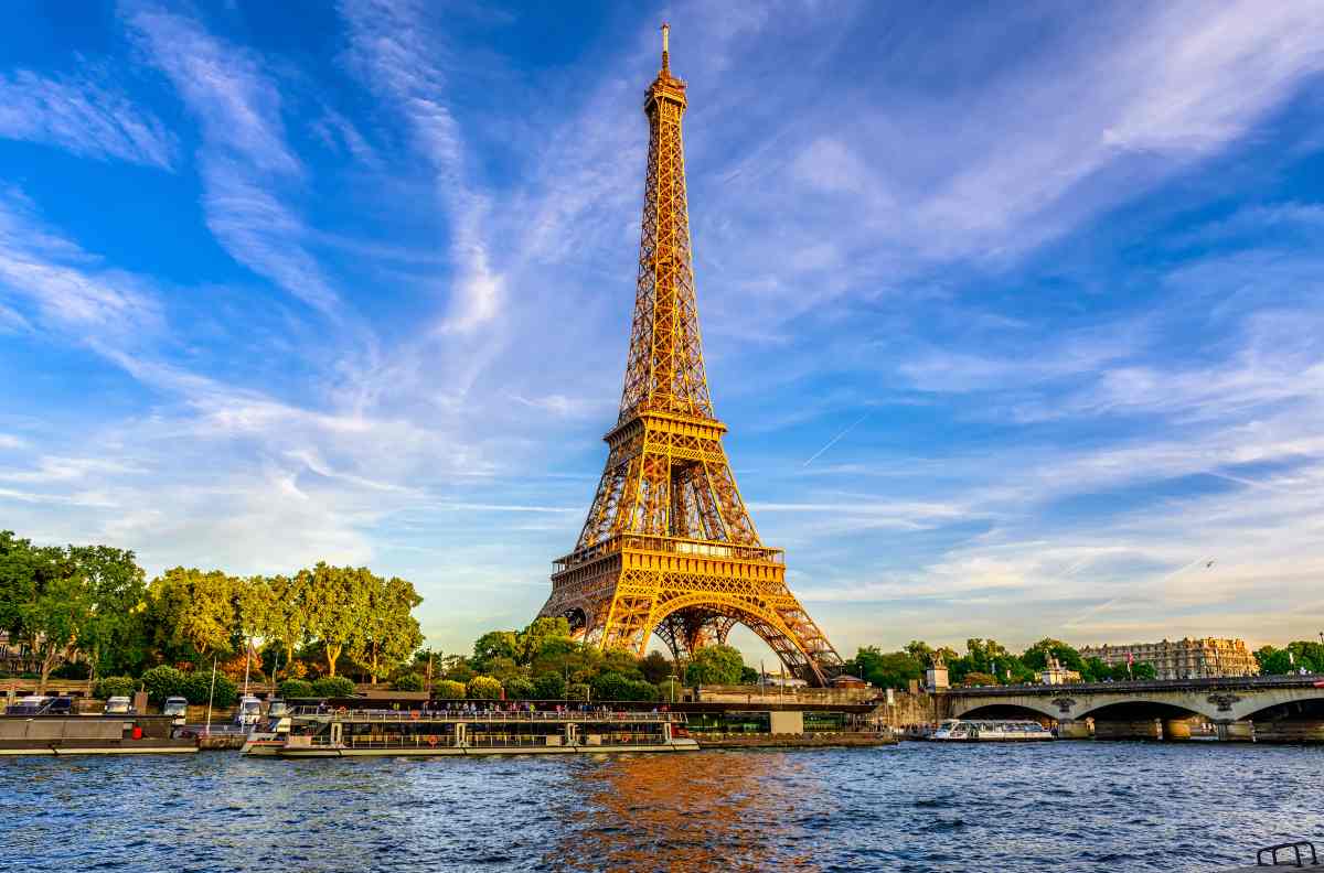 La Torre Eiffel si è alzata di 6 metri
