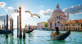 Il segreto dei turisti di Venezia con le pistole ad acqua: non è uno scherzo, ma un’idea geniale