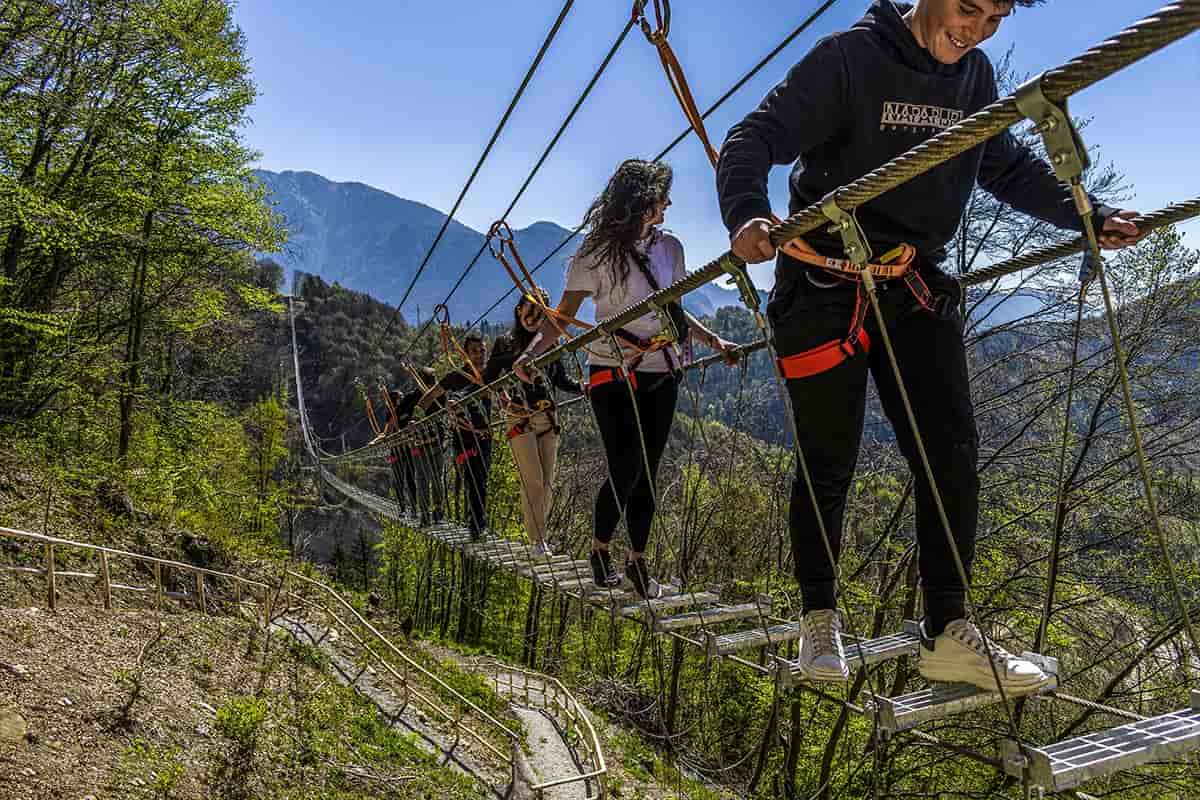 A Dossena inaugurato il ponte tibetano, sospeso a 120 metri sul vuoto dossena ponte tibetano