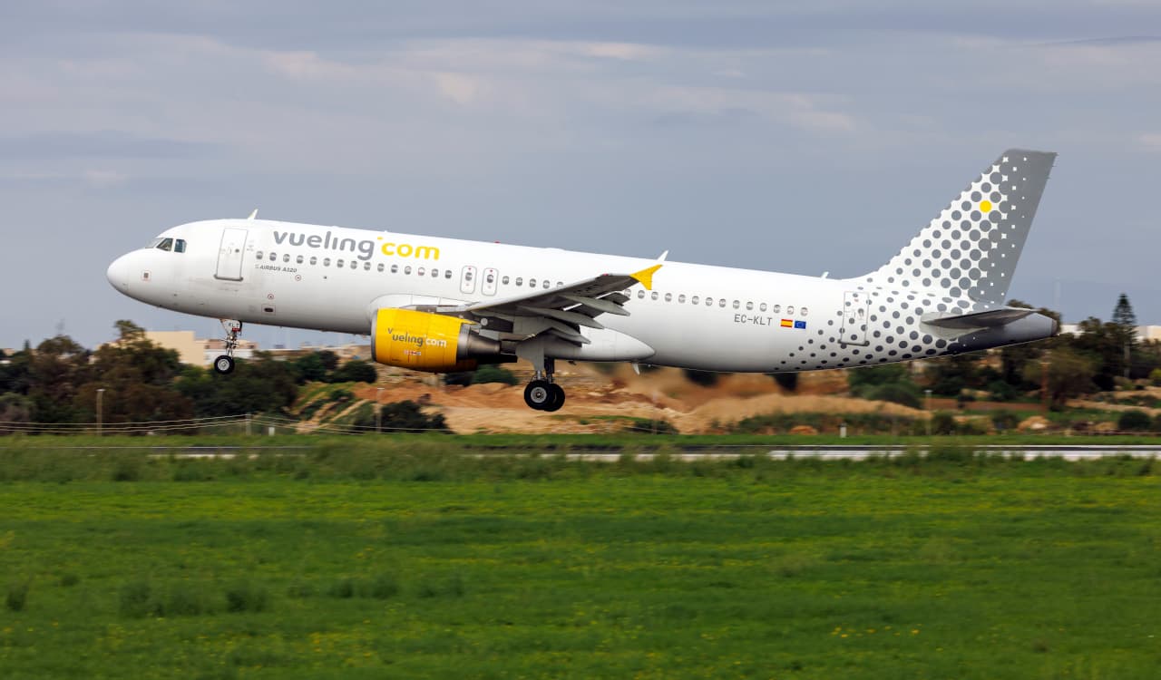 vueling assume italia