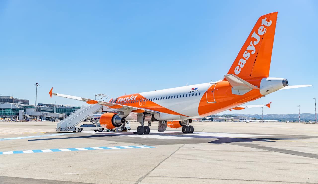 EasyJet cancella migliaia di voli per l'estate, manca il personale easyjet cancella voli estate