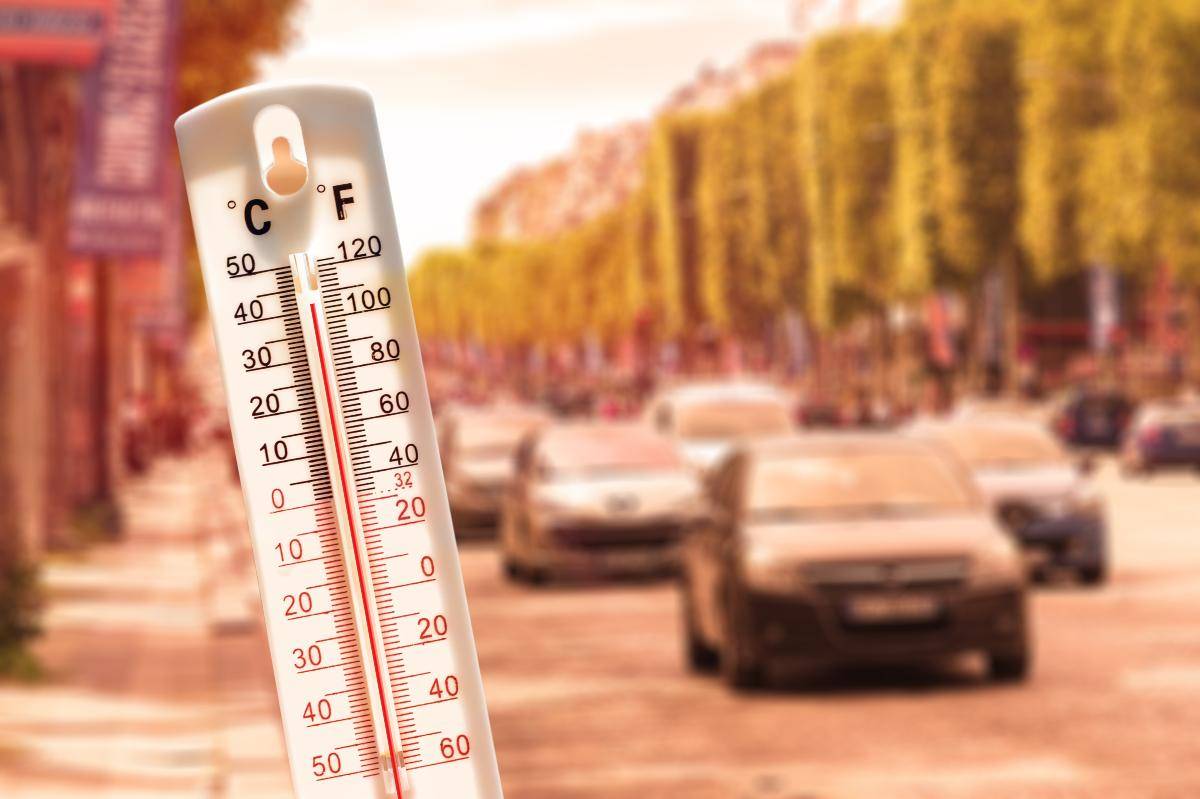 termometro in strada segna 40 gradi