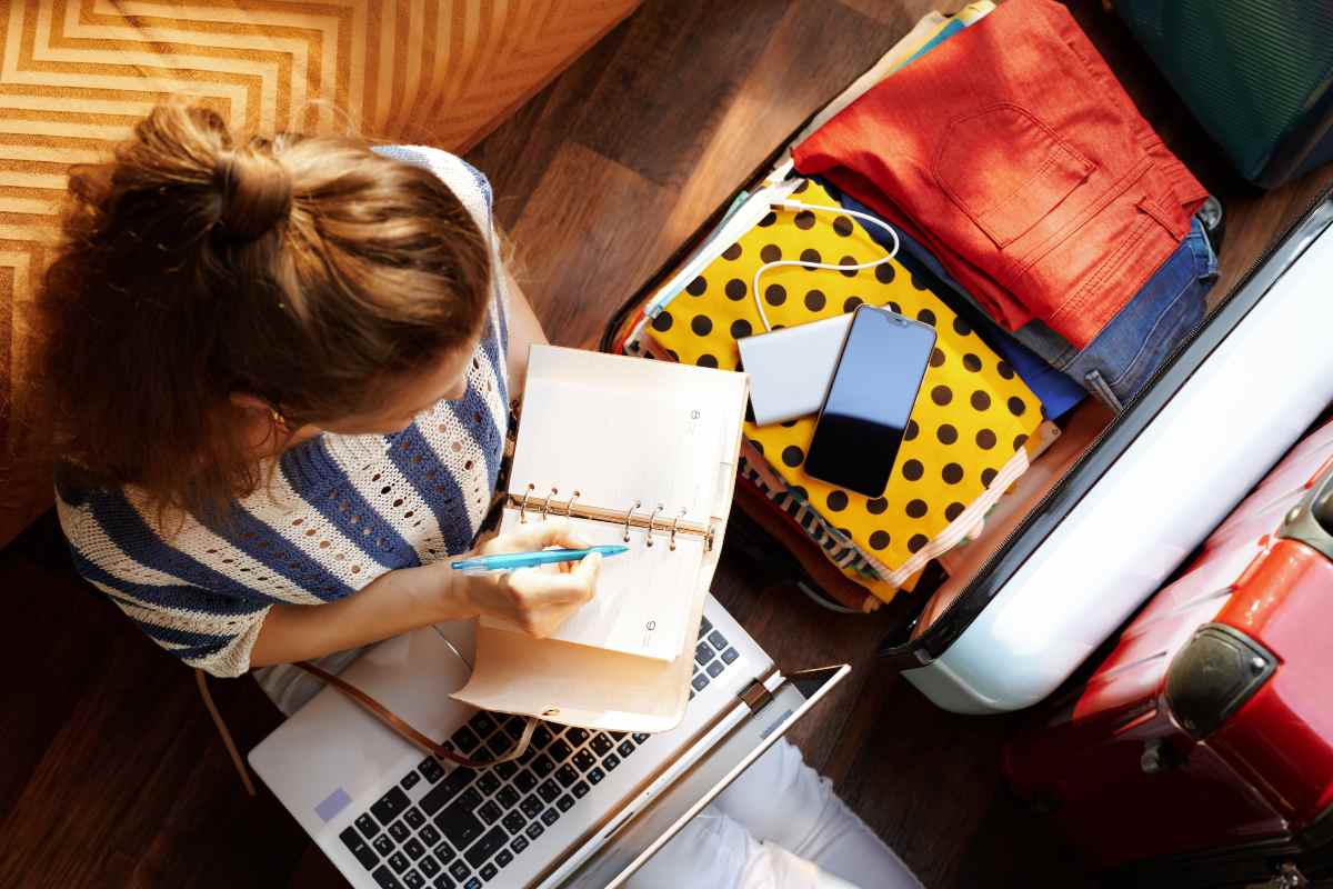 Donna cerca sul computer mete per le vacanze di settembre