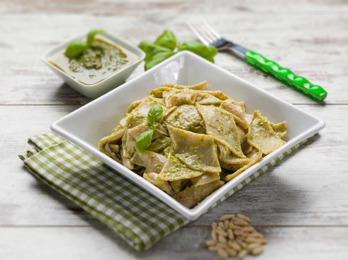 Piatto di testaroli al pesto